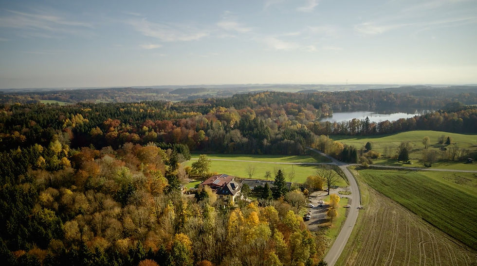 Luftbild der Montessori-Schule Niederseeon mit Blick zum Steinsee