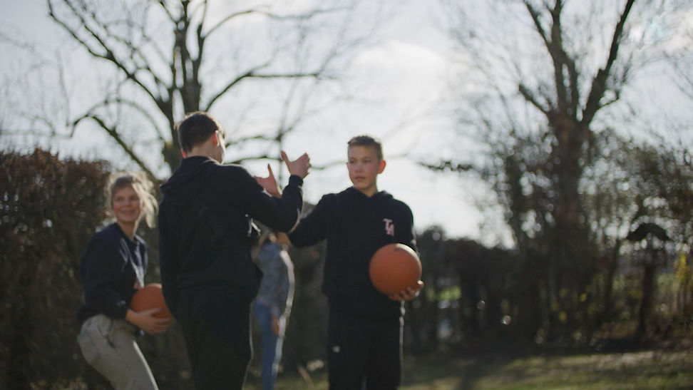 Kinder spielen Basketball auf dem Schulgelände der Montessori-Schule Niederseeon