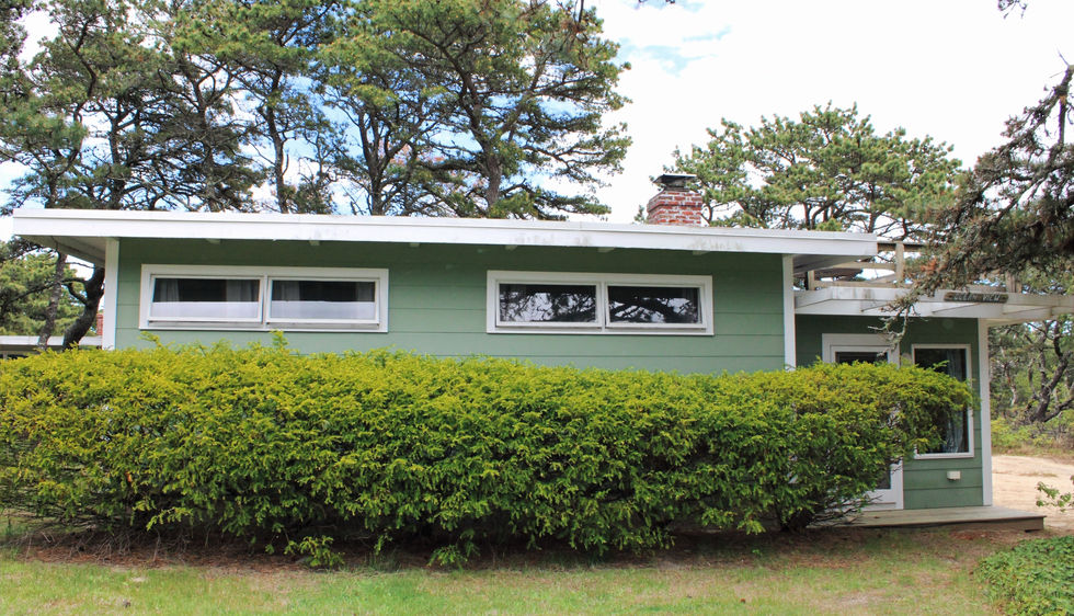 six person oceanside cottage with front yard and roof deck