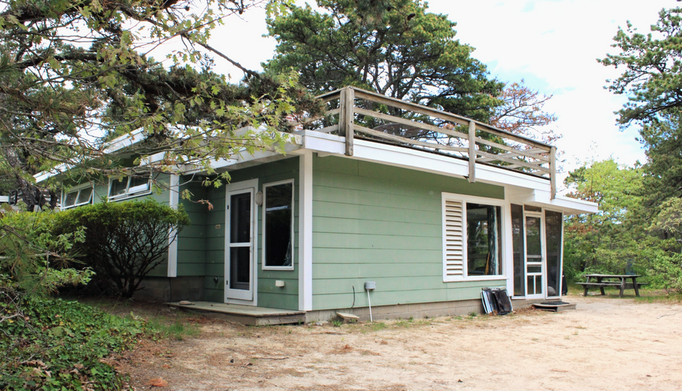 Ocean View six person beachside cottage with roof deck