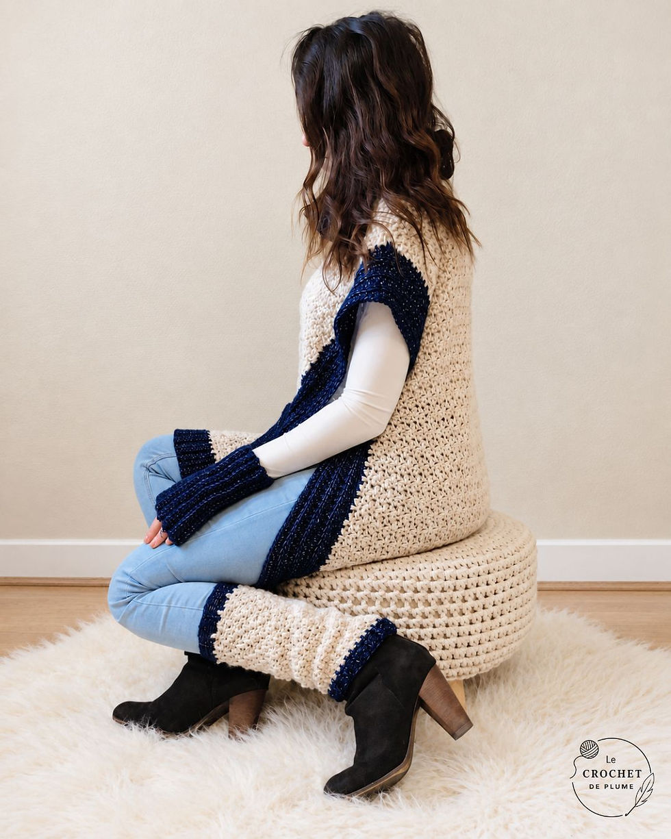 Femme assise qui porte un poncho au crochet avec des mitaines et des jambières mode automne hiver