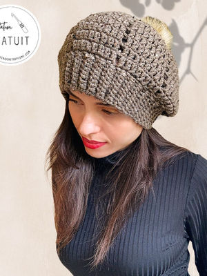 Plongez dans l'univers du crochet et confectionnez votre propre béret au crochet en acrylique, chaud et douillet pour affronter l'hiver ! Ce tuto crochet facile et gratuit vous guidera pas à pas dans la réalisation de ce modèle tendance. Maîtrisez les points de base : chaînette, maille en l'air, maille serrée, bride, et découvrez de nouvelles techniques pour personnaliser votre création DIY. L'acrylique, matière chaude et résistante, vous tiendra au chaud tout au long de la saison froide. Choisissez parmi une palette de couleurs riche et variée pour un résultat unique. Ce patron crochet, spécialement conçu pour l'automne-hiver, vous permettra de réaliser un béret sur mesure, adapté à votre style. Laissez libre cours à votre imagination et créez un accessoire mode incontournable, fait main et à petit prix. Ce tuto crochet gratuit est disponible en version vidéo sur Youtube et en PDF crochet facile dans l'onglet boutique en ligne.
