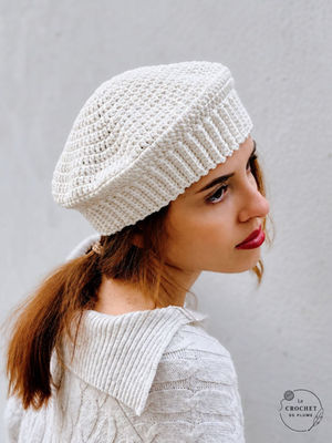 Béret Bianca écru au crochet, avec une bordure en côtes, porté de profil.