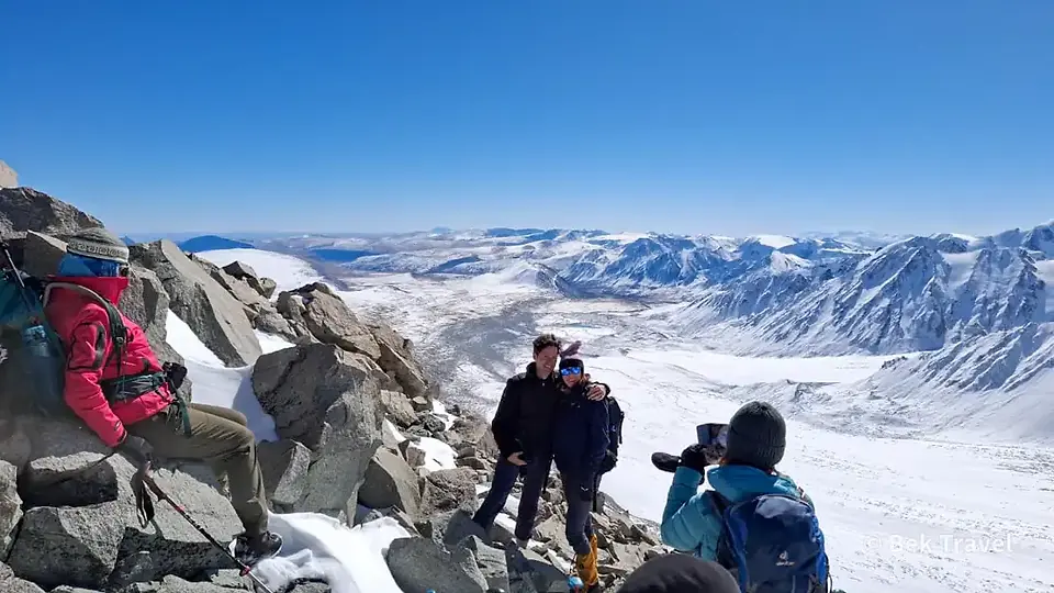 Gäste von Bek Travel auf dem Malchin Peak (4.050 m)