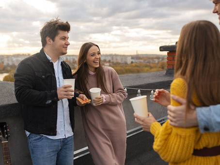 Quel est le bon timing pour présenter son partenaire à ses amis ?