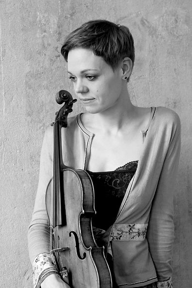 Simone Jandl sw mit Bratsche - copyright by Kathrin Strobel