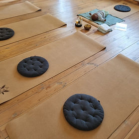 Atmosphärisches Foto Babymassage-Kurs. Gymnastikmatten, Sitzkissen, Massageöle, Demonstrationspuppe