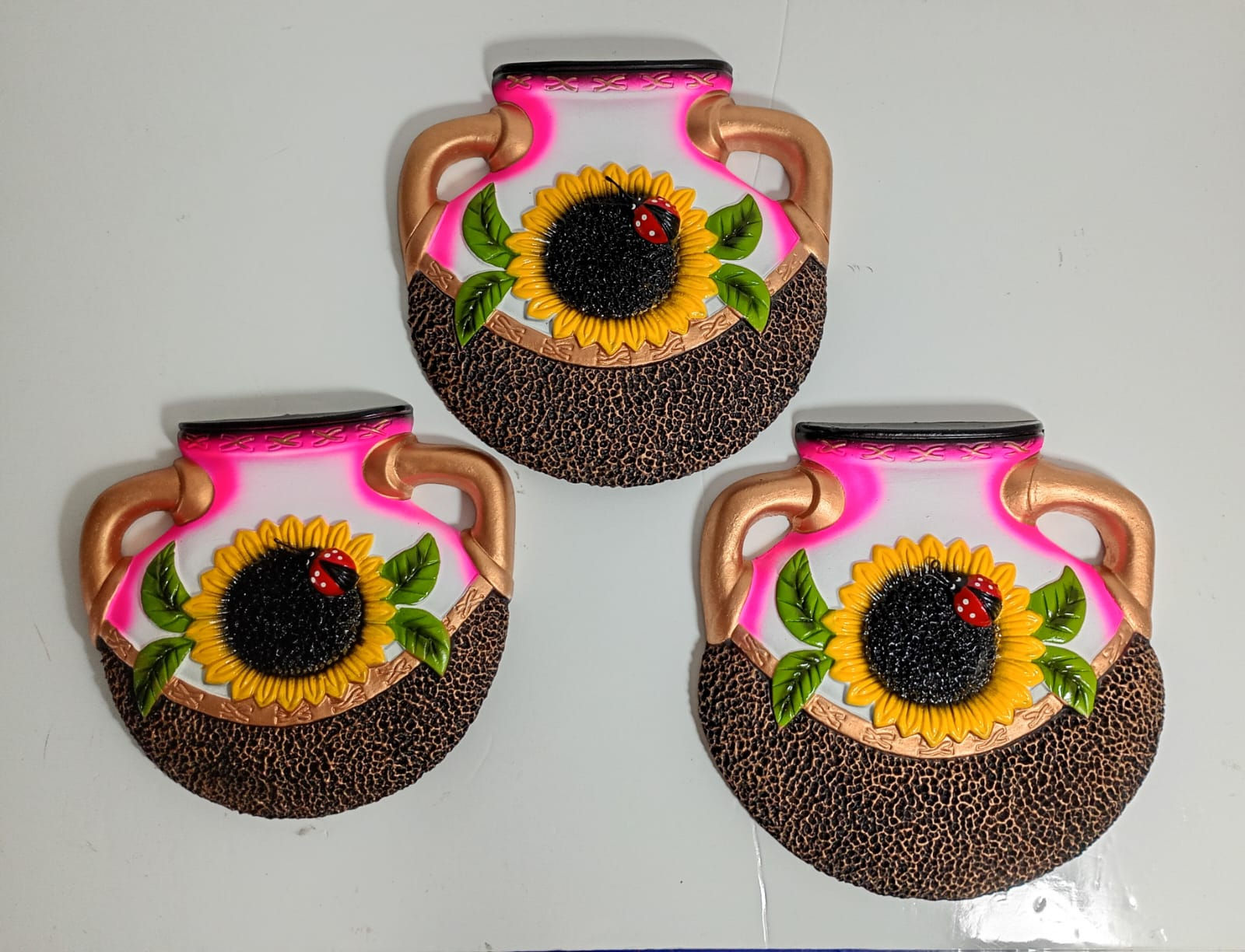 Adorno de pared jarritos girasol orilla rosa