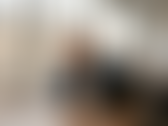 une office manager dans son bureau parisien