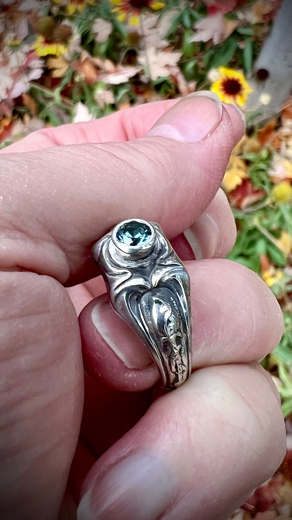 Thumbnail: Handcrafted 999 Silver Ring Retro Inspired Vibes Setting with a MT Blue Sapphire
