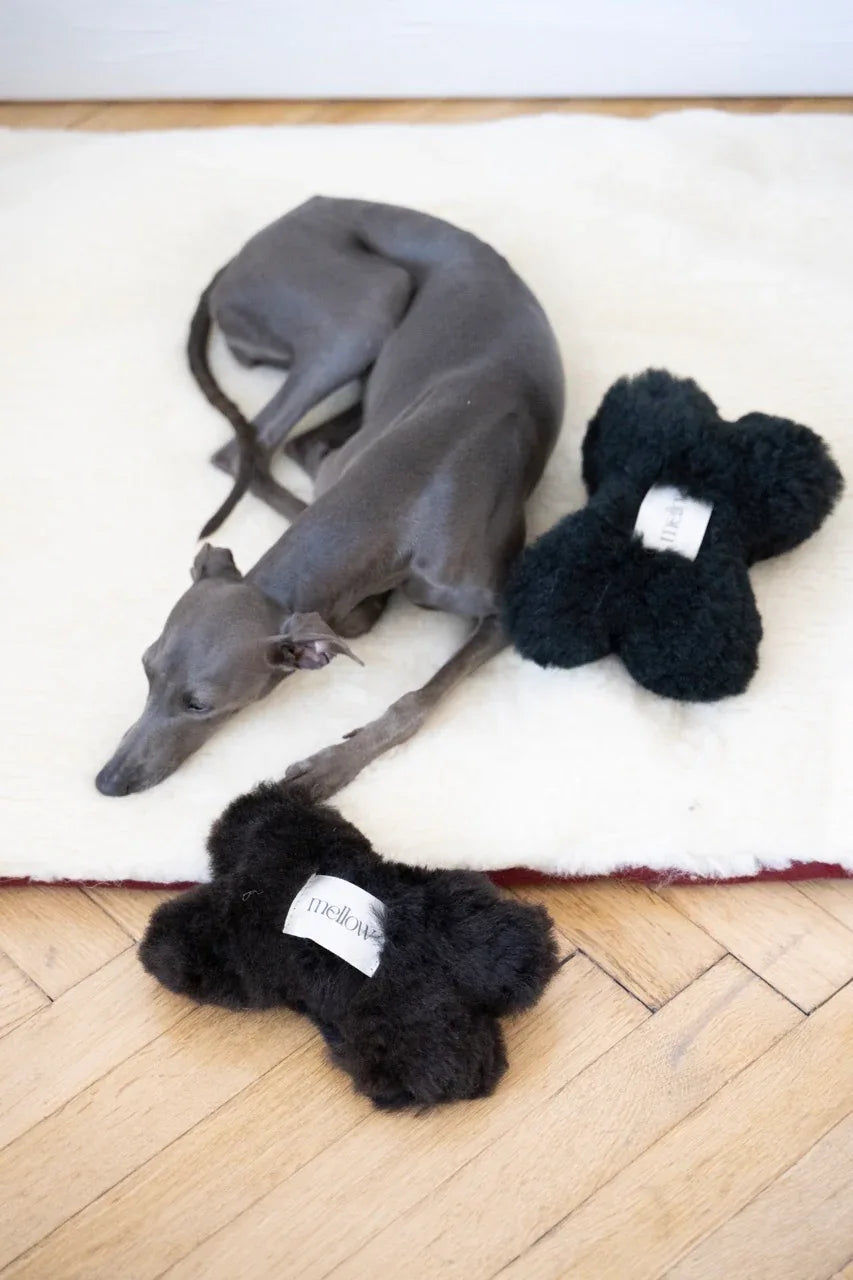 Natürliches Hundespielzeug aus Schaffell – Knochenform, Schwarz