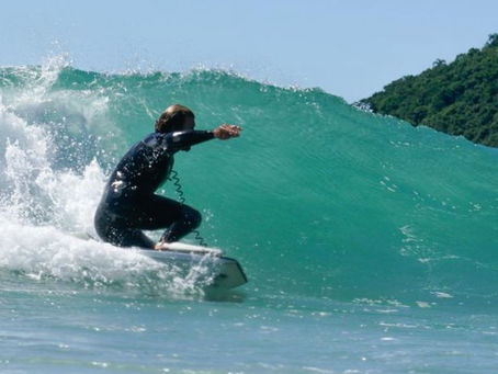 Dropknee: o praticante fica com um pé e um joelho apoiado na prancha, dando maior liberdade para manobras.
