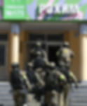Les forces spéciales du FSB pénètrent dans le bâtiment du gymnase n ° 175 à Kazan, le 11 mai 2021.