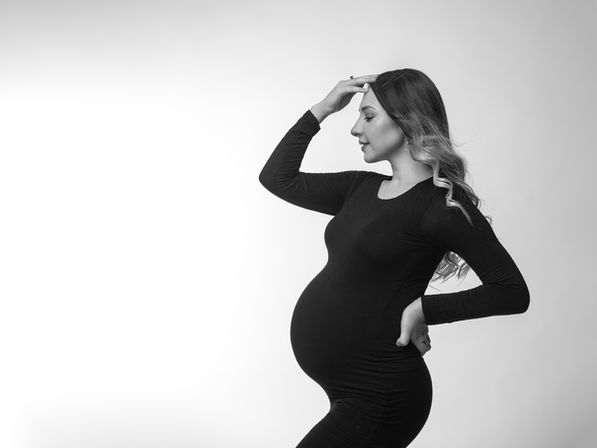 simplistic style maternity photoshoot