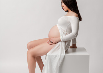 Maternity photoshoot on a cube