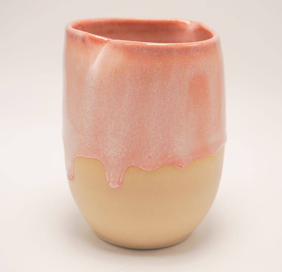 Thumbnail: Handgedraaid keramiek kannetje met hartvormige schenktuit in zachte roze tint en matte afwerking van P&B Keramiek