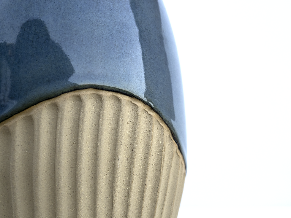 Miniature : Blauwe handgemaakte keramieken vaas met kerven