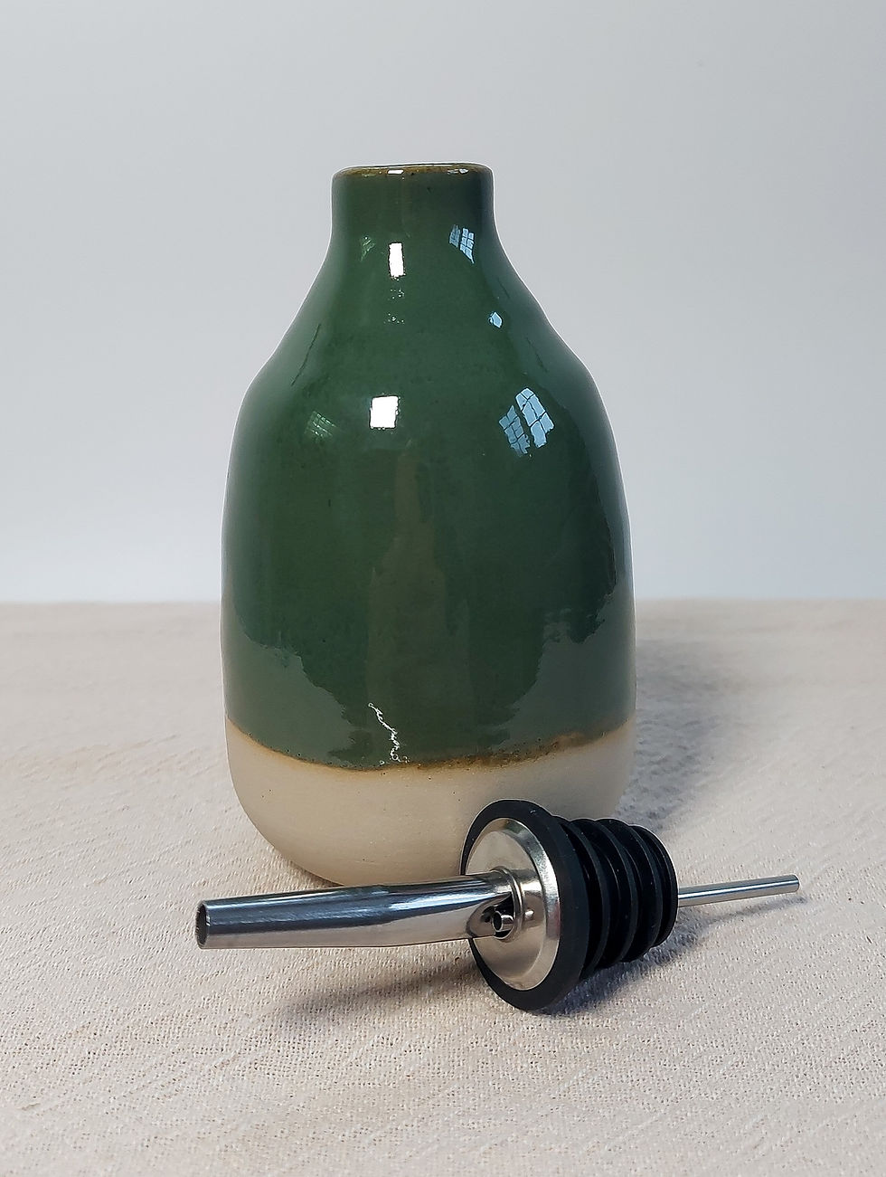 Thumbnail: Handgemaakte keramische oliefles met giettuitje