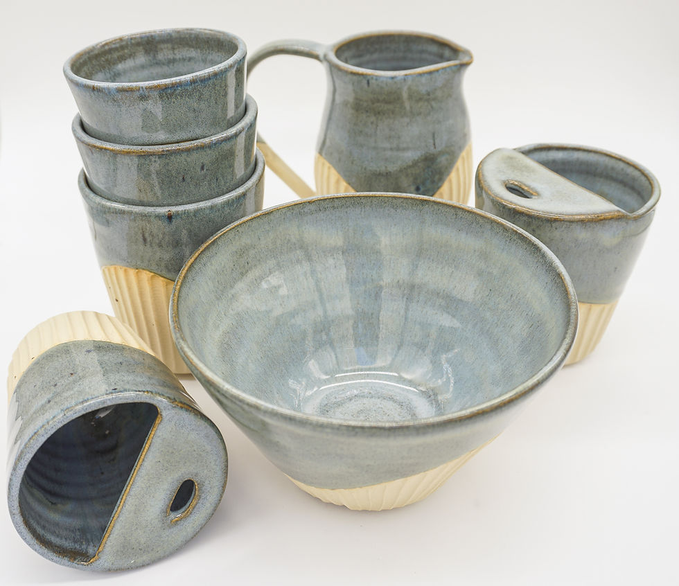 Thumbnail: Handgemaakte keramische ontbijtset met bekers, sip-cups, melkkannetje en ontbijtkom van P&B Keramiek in Opvelp.