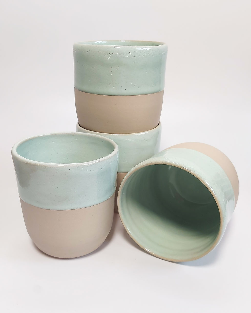 keramische beker met zacht groene glazuur en subtiele kleurverlopen| PB Keramiek