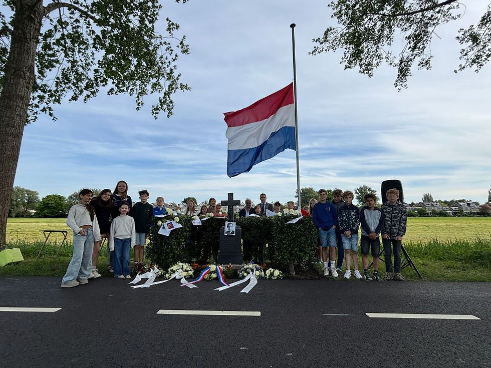 Kinderen van groep 7 en 8 van basisschool De Zwaluw herdenken Anton de Lange bij het monument aan de Nesserlaan