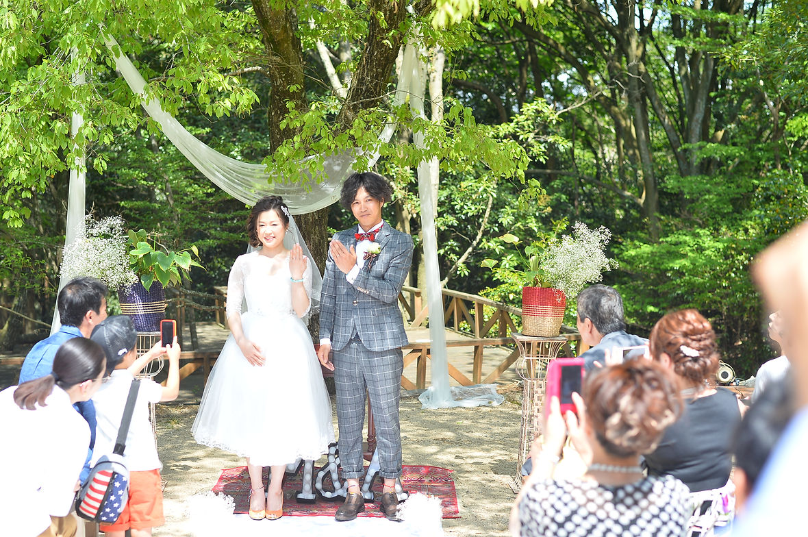 結婚式を緑溢れる森の中で