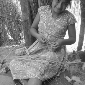 Mujer wichi tejiendo una cesta