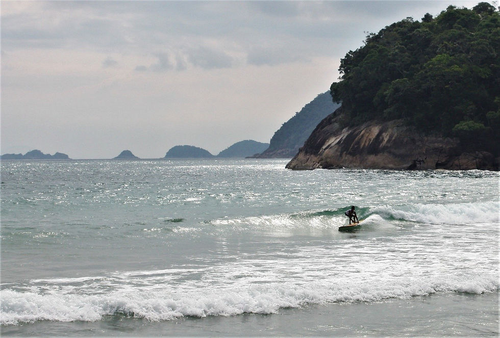Surfeur sur une vague pendant la saison des pluies en Thaïlande