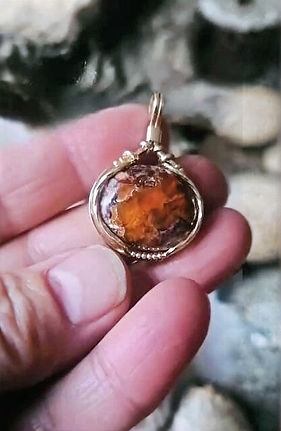 Opale de feu du Mexique- sertie avec la méthode du wrapping artisanal-Pièce unique réalisée à la main par Adralhia Bijoux.