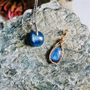 Deux Pendentifs avec cyanite bleue de la marque Adralhia bijoux. L'un en wrapping artisanal et l'autre avec bélière percé à l'atelier .