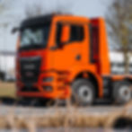 Arbeitsbühnentransporter in Orange nur Fahrerkabine Frontansicht