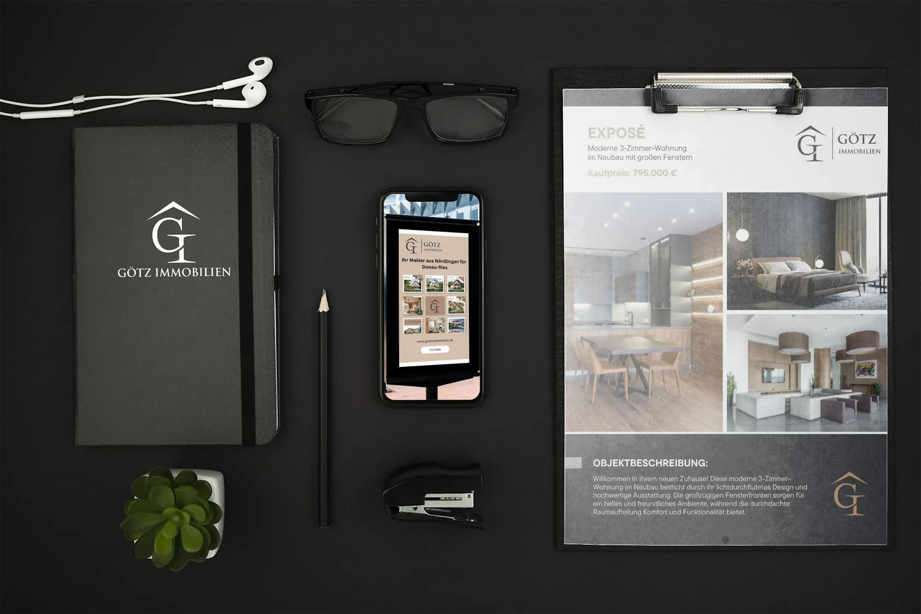 Immobilienmaklers auf einem Schreibtisch mit einem professionellen Exposé. Im Hintergrund ein Bildmockup einer Werbetafel in