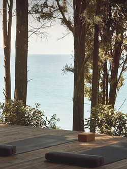 Pilates au soleil en bord de mer