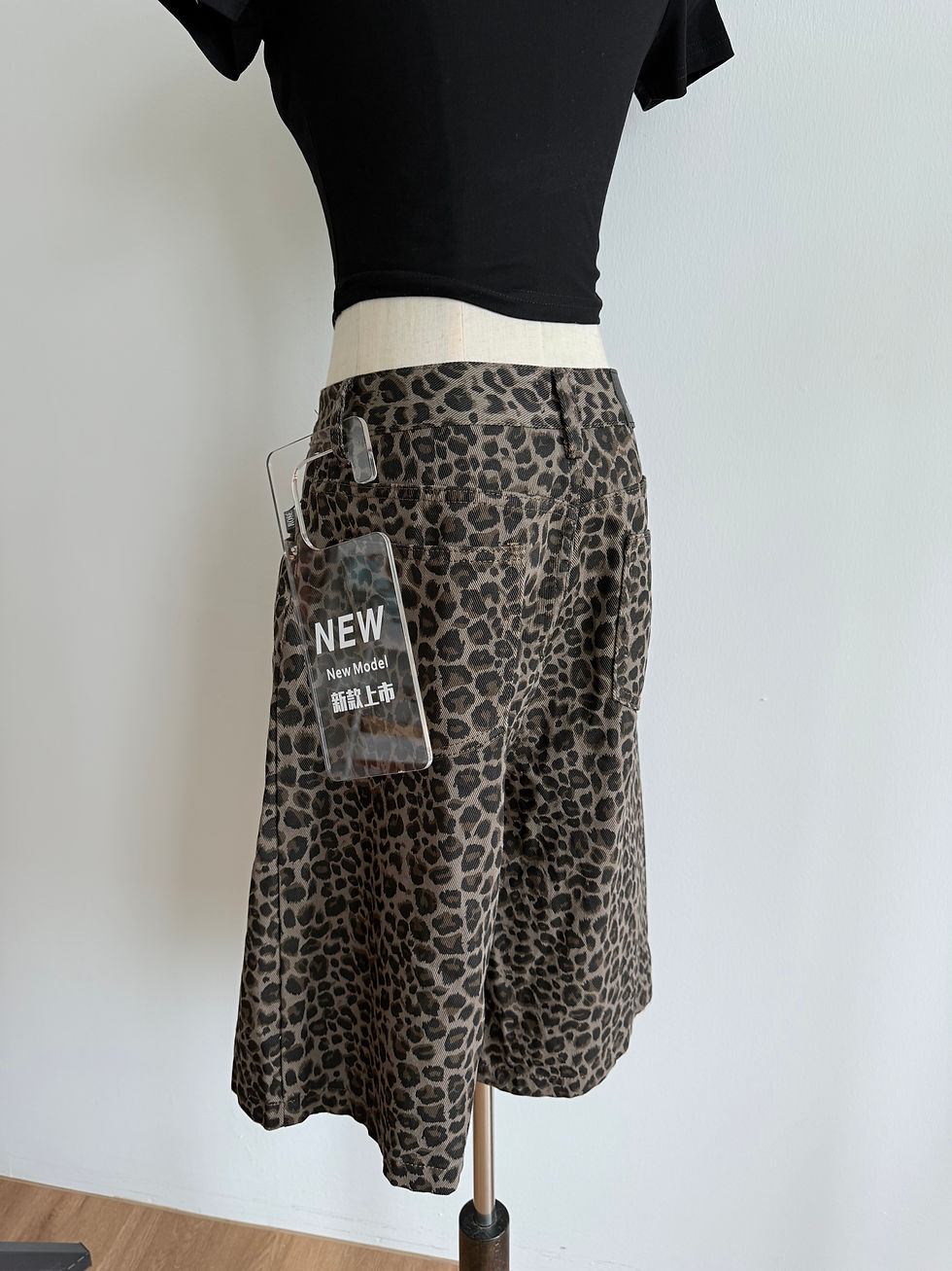 Thumbnail: B0647F 豹纹美式嘻哈过膝牛仔裤