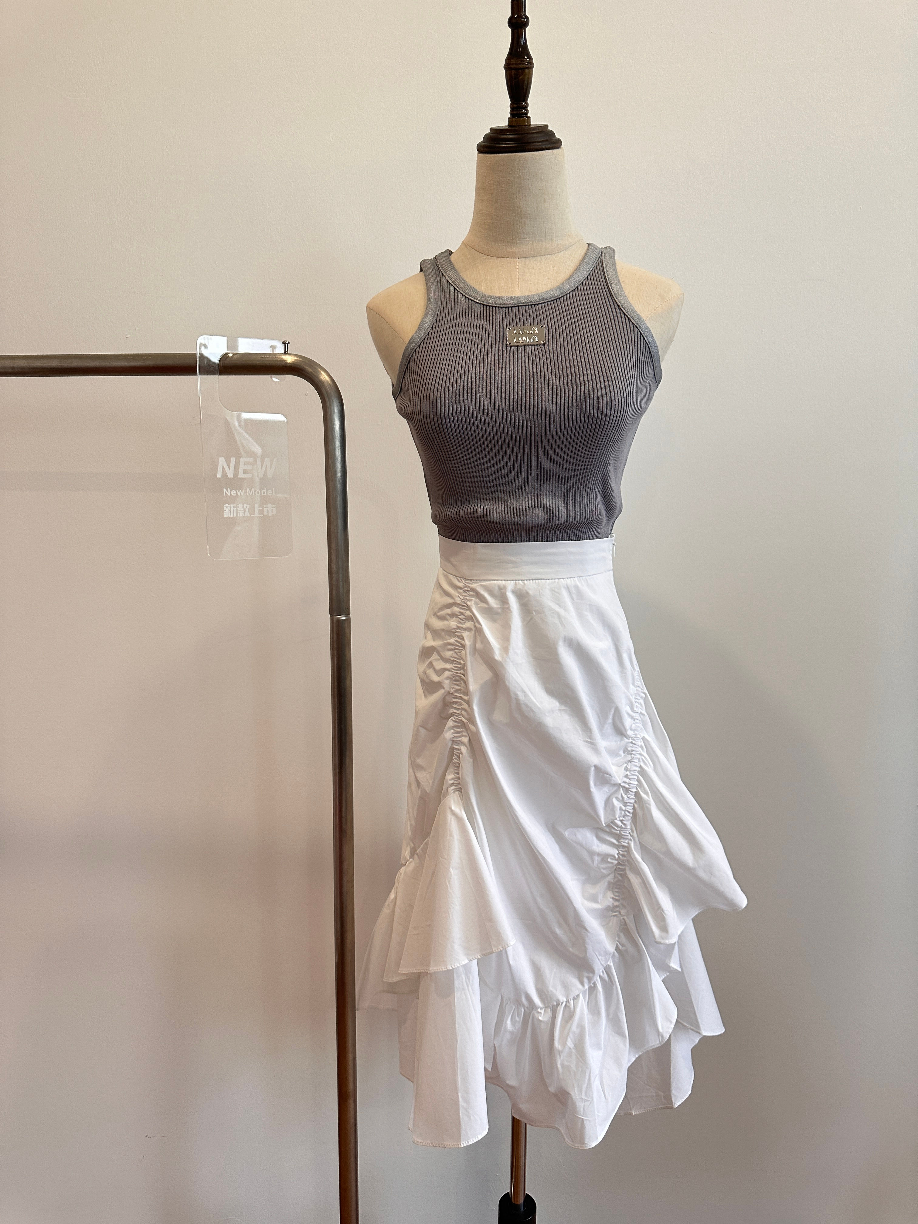 白色木耳花边不规则长短裙