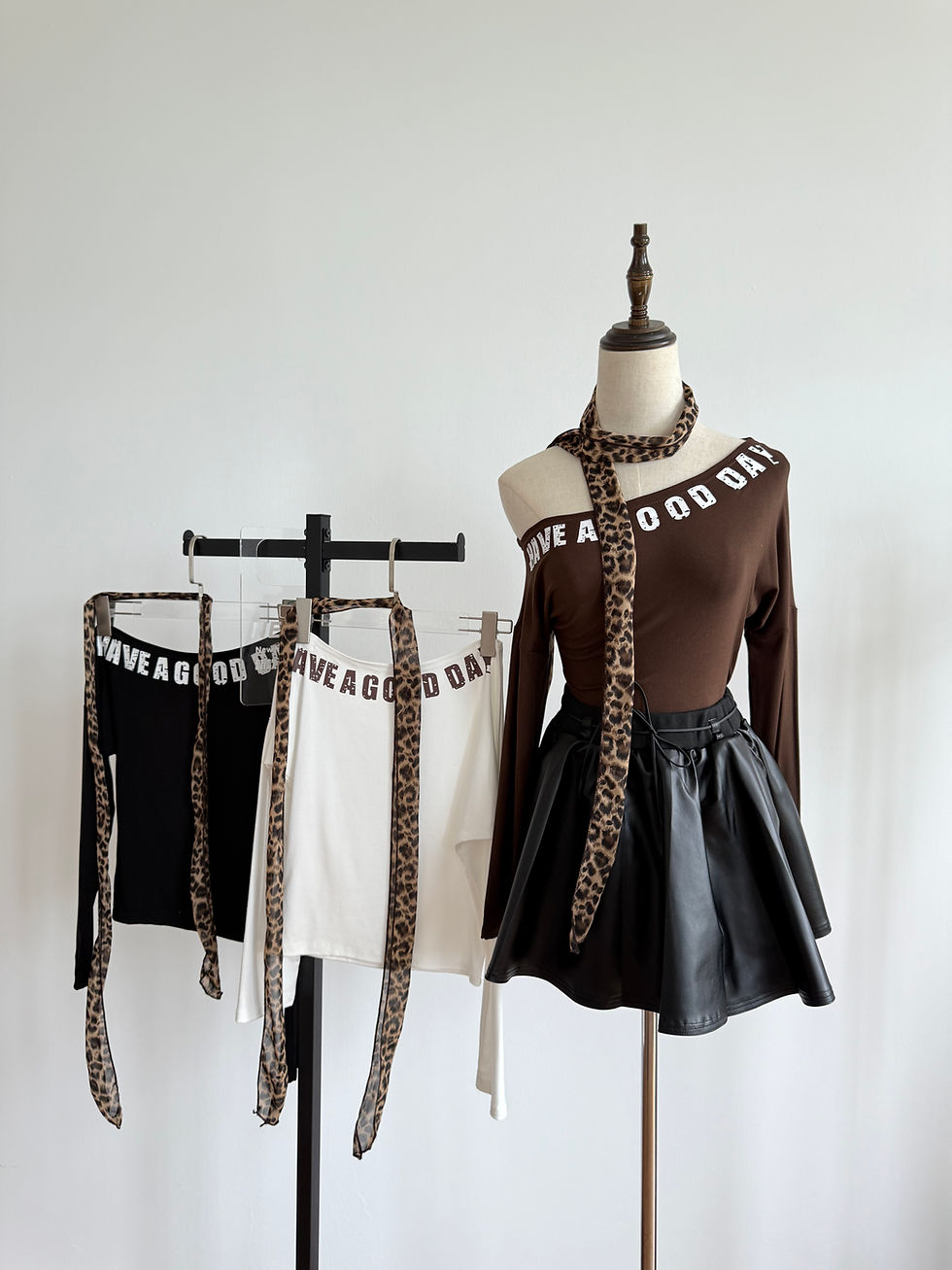 Thumbnail: T0650F 豹纹丝带斜肩平口长袖衫