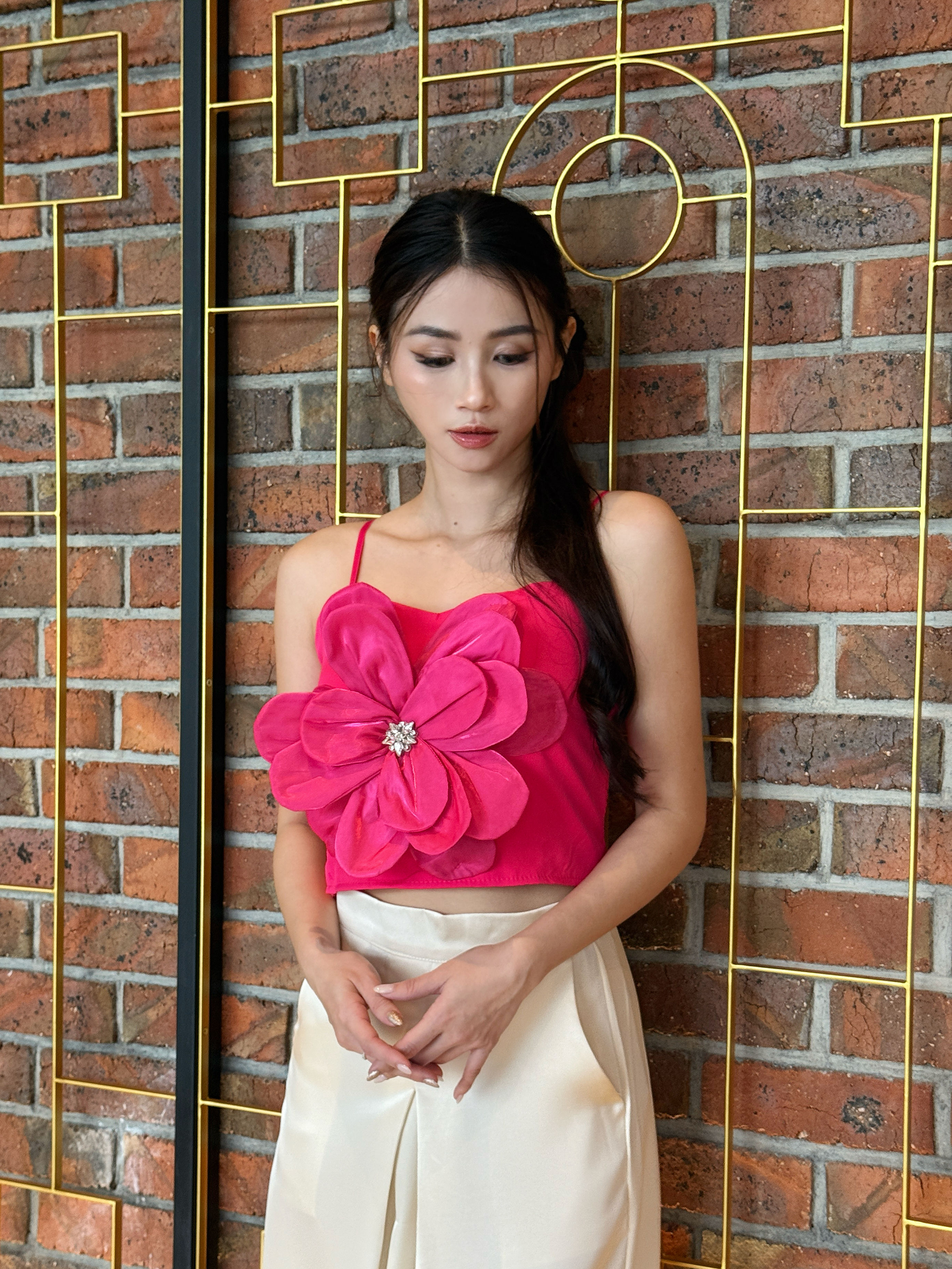 立体花朵闪钻细带上衣