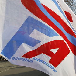 Drapeau de la FA FPT lors d'une manifestation de grêve