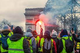 Depuis plusieurs semaines, un mouvement surgit sur les réseaux sociaux sous le nom de “Les Essentiels”. Dépourvu de toute structure déclarée, d’organigramme connu ou de figure publique visible,