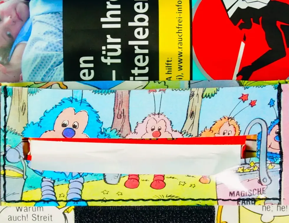 Miniaturbild: REGINA REGENBOGEN Tabaktasche Comic upcycling Unikat (Detail Blättchenfach)