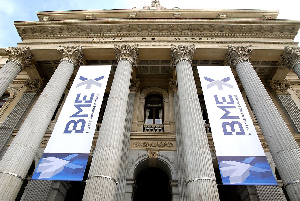 La fachada de la Bolsa de Madrid con pancartas del IBEX 35.