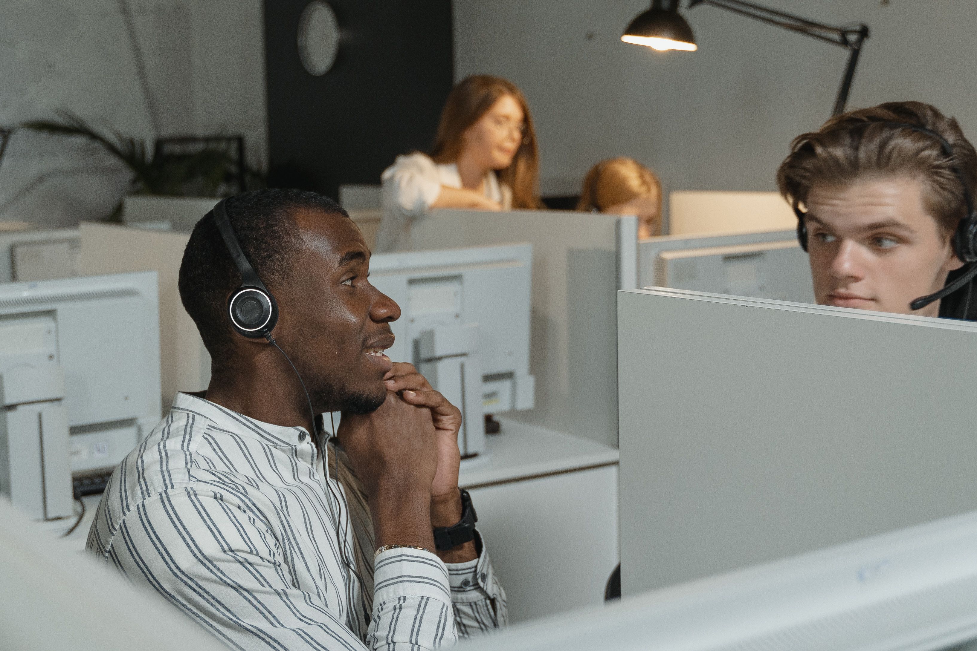 Customer service colleagues discussing a difficult support scenario