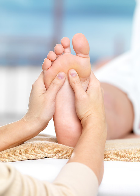 massage-am-fuss-im-spa-salon-nahaufnahme.jpg