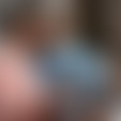 Una mujer y un hombre mayores viendo una tableta