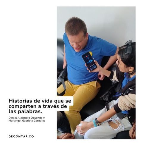 Una mujer joven grabando con un celular a un hombre joven