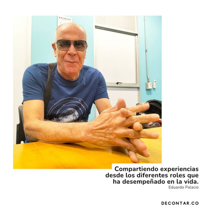 Hombre mayor con discapacidad visual sentado