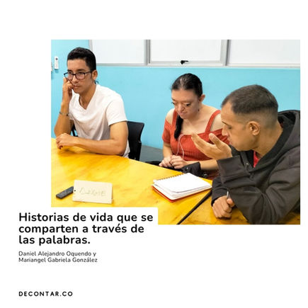 Dos hombres y una mujer, todos con discapacidad visual, trabajando juntos 