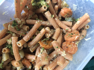 Pasta med grøntsager og tahinsovs (Tahini Veggie Pasta)