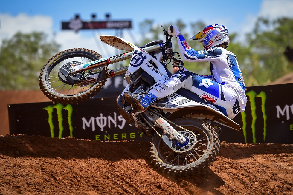 Romain Febvre, bu sezon da Dunlop'un mücadelesine öncülük edecek ve ona, takım arkadaşı Pauls Jonass , Van Venrooy KTM'den Mattia Guadagnini ve Nestaan Husqvarna'dan 2024 MX2 şampiyonu ve en üst sınıfa yükselen Kay de Wolf gibi, Dunlop'u seçmeye ve ona güvenmeye devam eden seçkin bir sürücü ve takım kadrosu eşlik edecek.