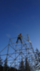 un membre de l'équipe en train de travailler sur une structure layhers